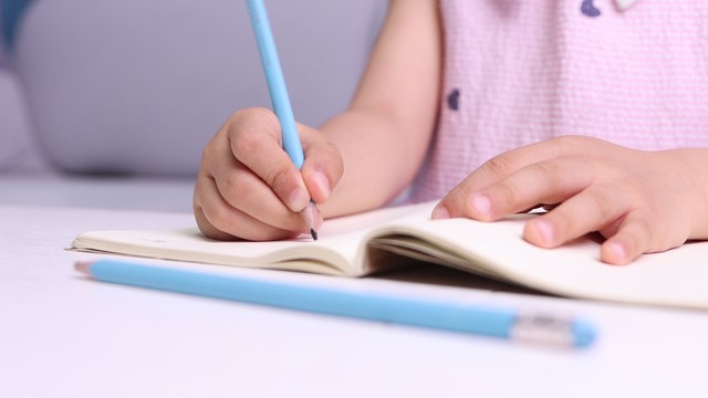 取消小学生家庭作业的利与弊,家庭作业多违法吗