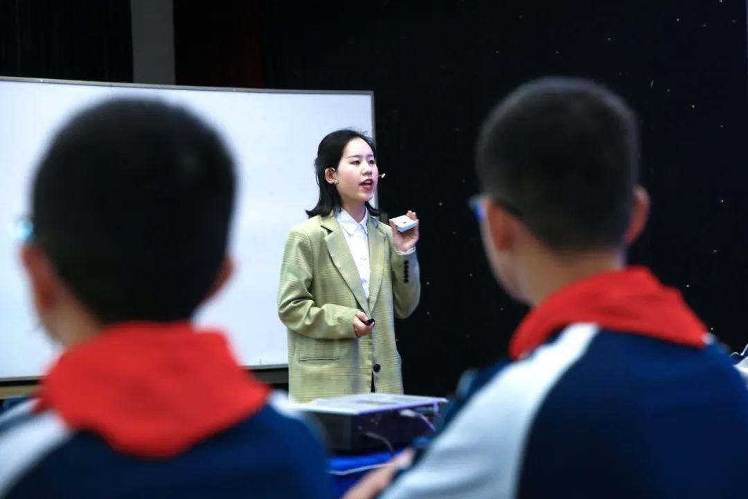 不爱说话内向的孩子怎么办,对于内向不爱表达的孩子怎么引导