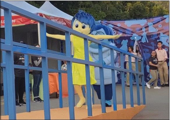 又丧又真诚？迪士尼形象忧忧被迫营业惹人怜，打工人狠狠共情