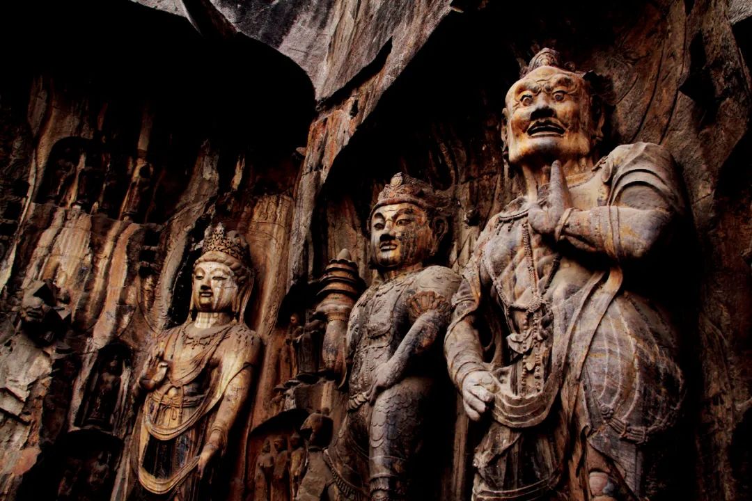 武则天的脸像哪里的大佛,大佛的脸为什么从哪面看都是正脸