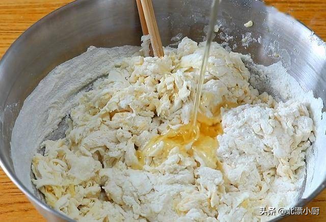 自制油条的简单做法晚上和面,自制小油条简单做法用什么水和面