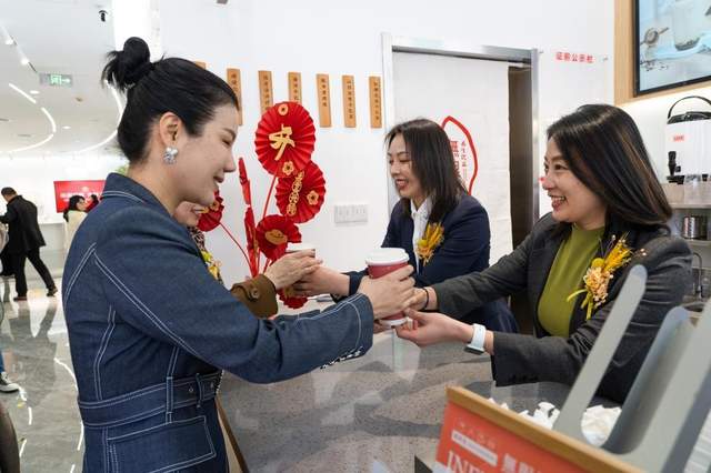 “焕新启航共创无限”无限极郑州体验中心开业