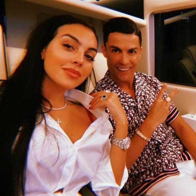 乔治娜圣诞礼物送c罗劳斯莱斯,c罗送乔治娜劳斯莱斯