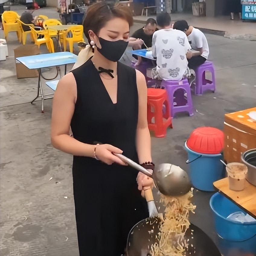 美女打扮精致摆地摊卖炒粉,东莞气质美女街边炒粉