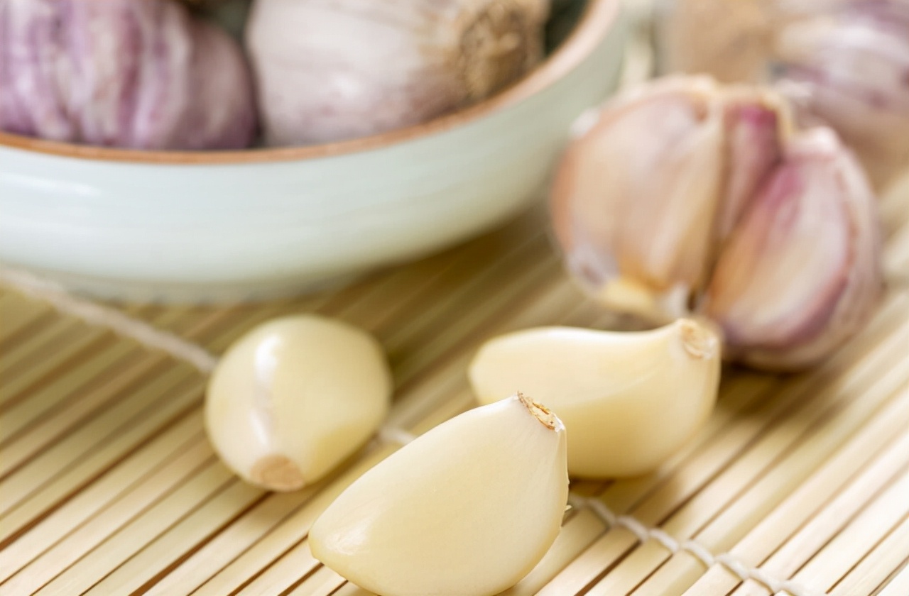 生吃大蒜真的能防病治病吗,生吃大蒜可以防癌抗癌假的