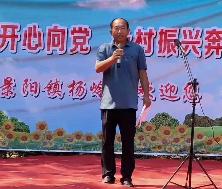 花开有限爱心无限——洛宁雪亮眼镜店举行爱心捐赠活动