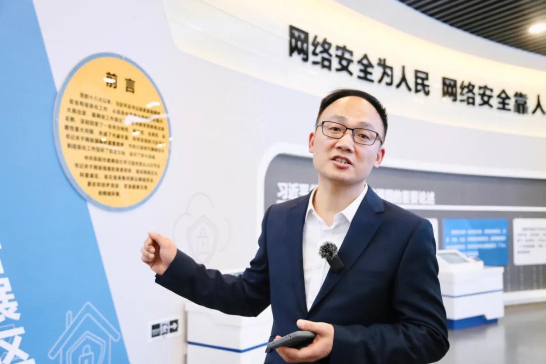 刚刚！阜阳市科技馆上新！AI换脸竟如此逼真