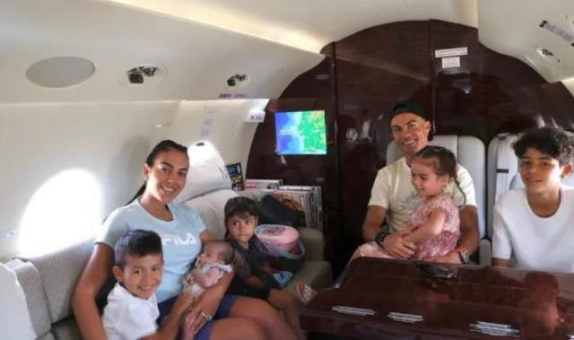 c罗携家人坐豪华游艇度假,c罗全家出游