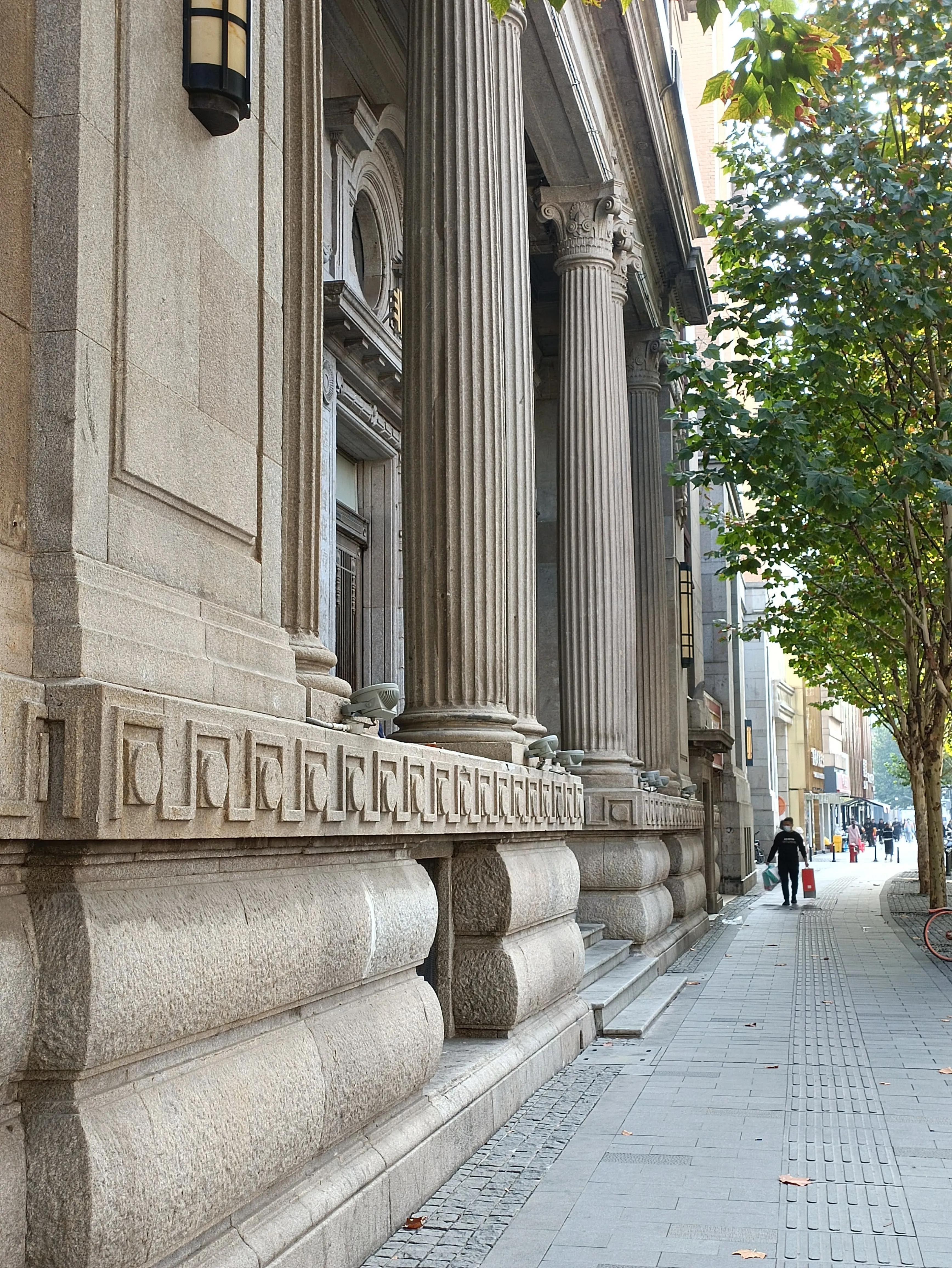 浙江实业银行汉口分行命运多舛，既遭遇火灾，又被日伪银行占用