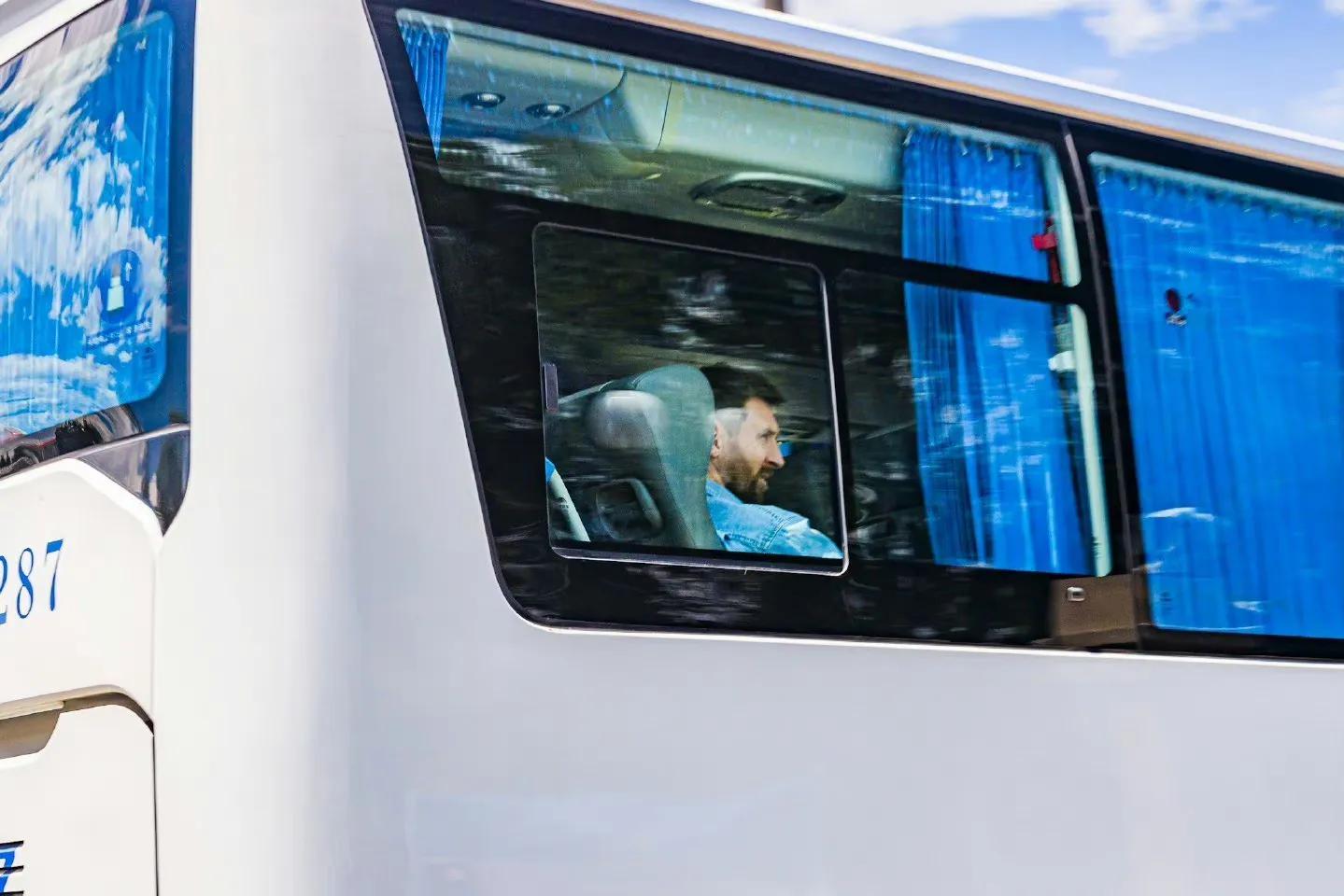 梅西刚下飞机就被球迷围住合影,梅西下飞机场面