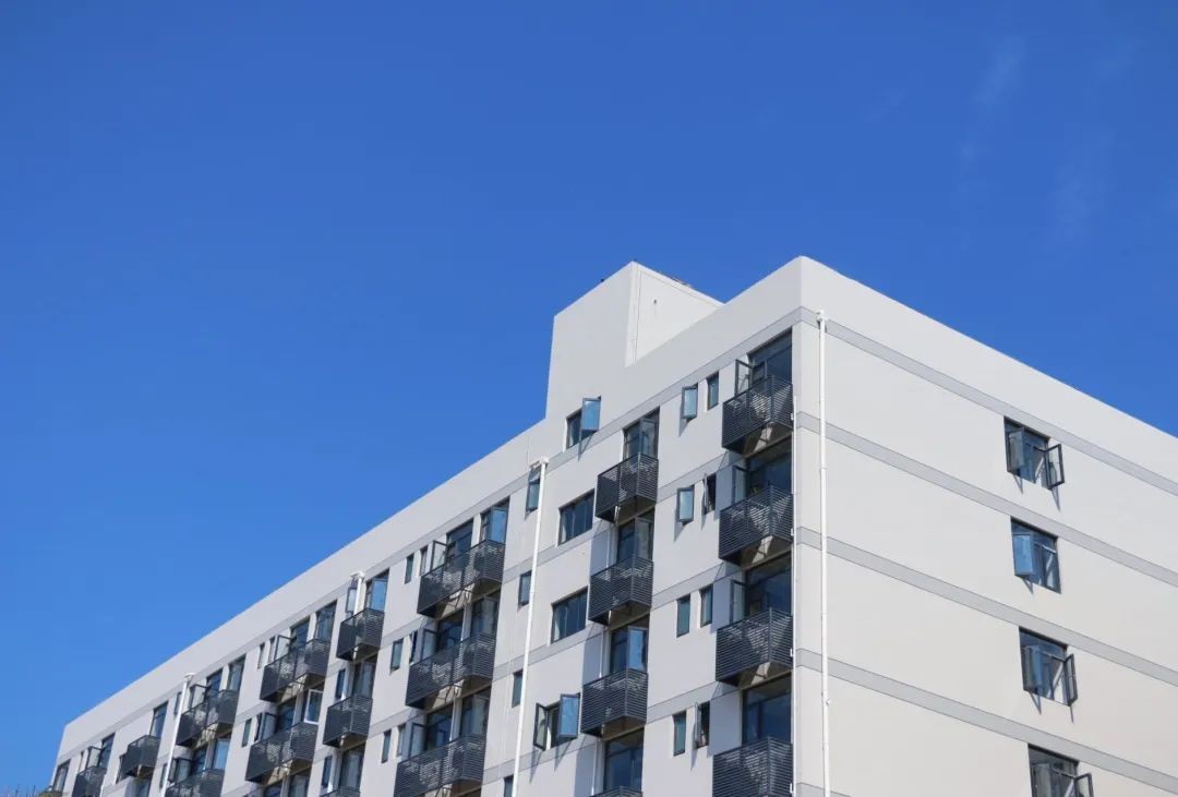 湖北这所大学：5大食堂、高档公寓，吃住条件相当好，出门是地铁