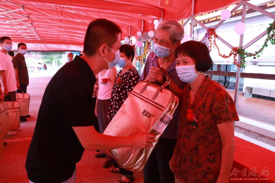 24位老人集体过生日迎重阳,城西社区庆祝重阳节现场实拍