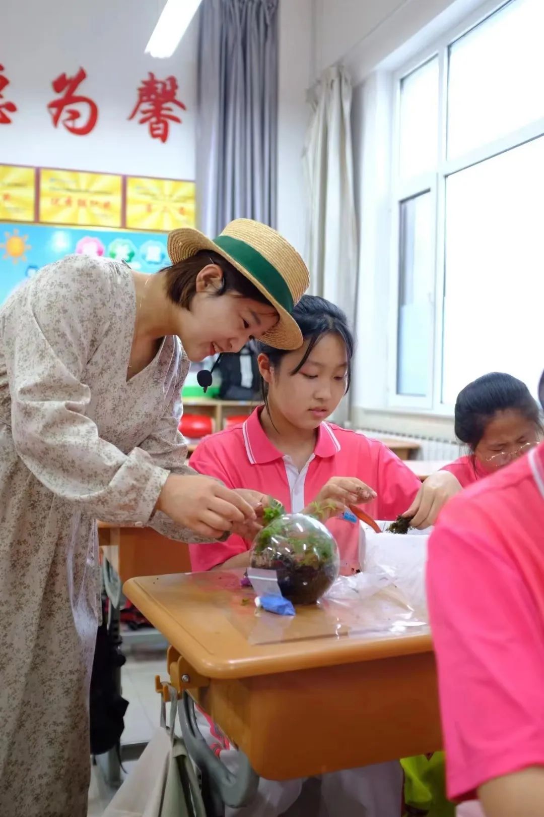 她是3个孩子的妈妈英语翻译,她是三个孩子的妈妈