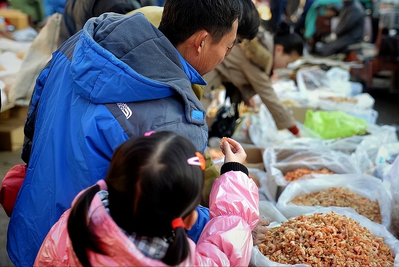 提醒中老年人:农村大集上,这4样东西贵贱不能买回家,80%是假货