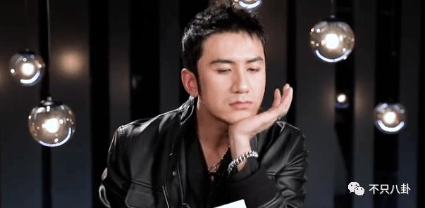 好甜，她嫁给自己的漫画主人公啦