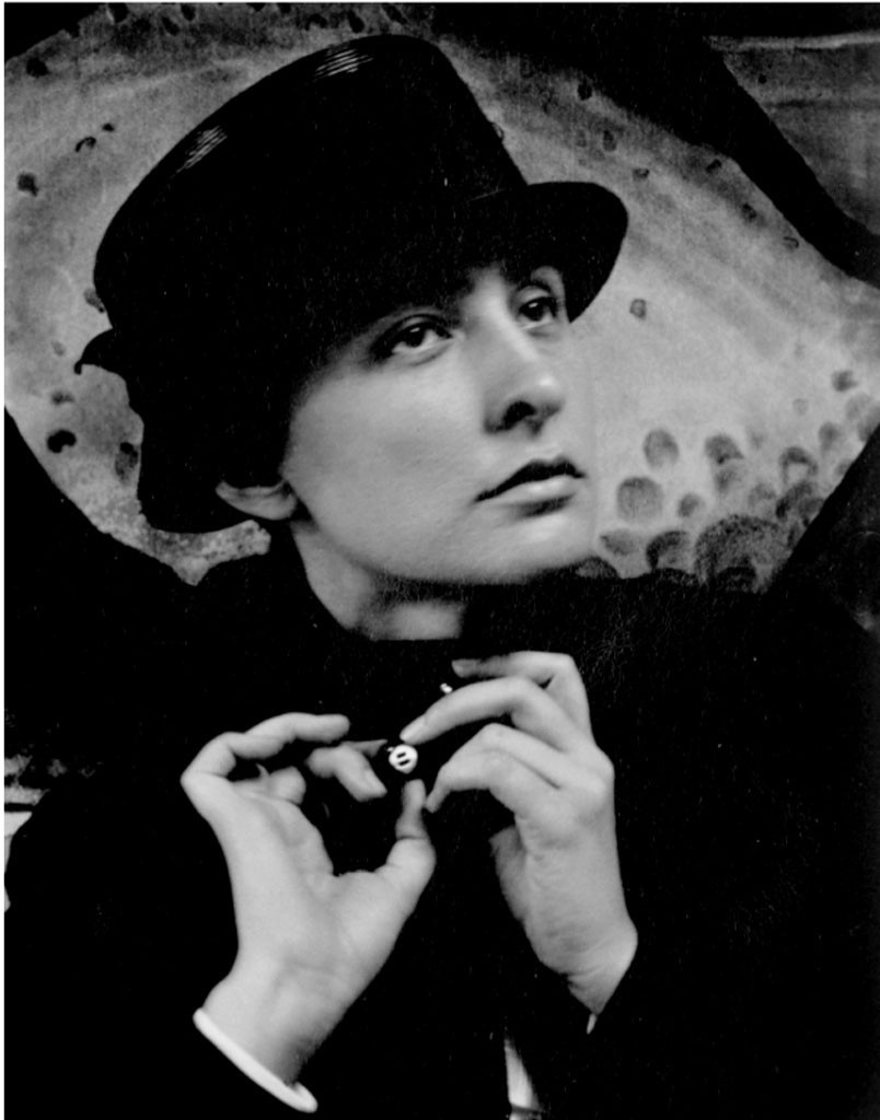 在美国组织全裸行为艺术被捕，日本丑闻女王如何逆袭为最贵女画家