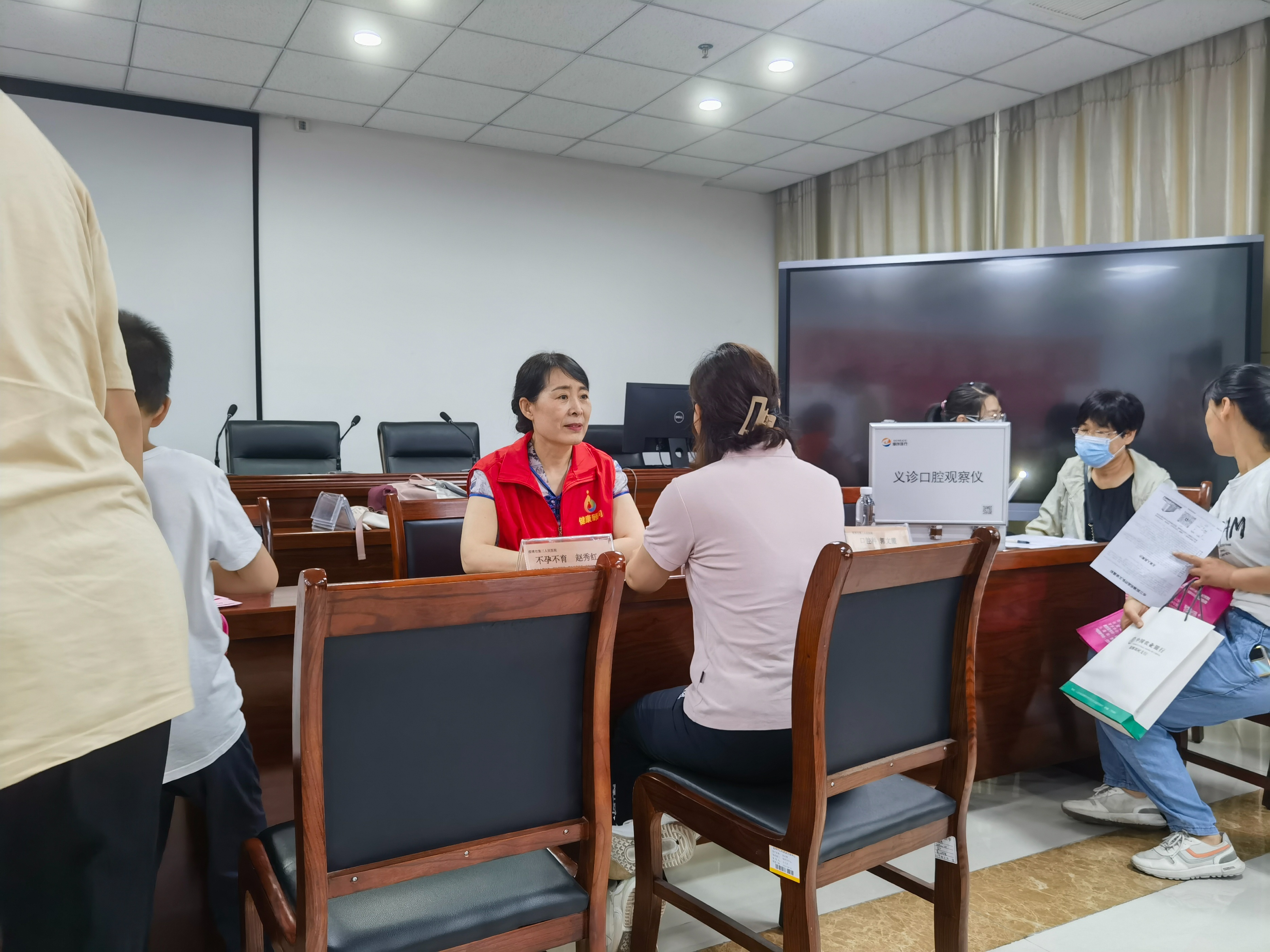 市三院联合宏仁堂“服务百姓健康行动”走进周村公共资源交易中心