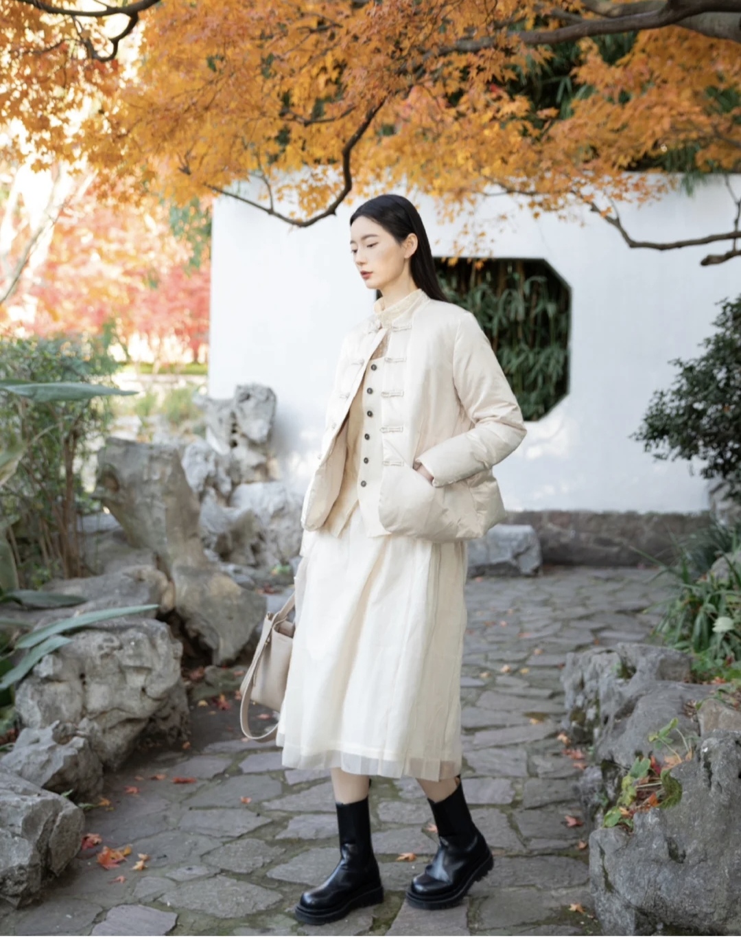 中款羽绒服配裤子好还是裙子好,羽绒服配裙子怎么搭配好看