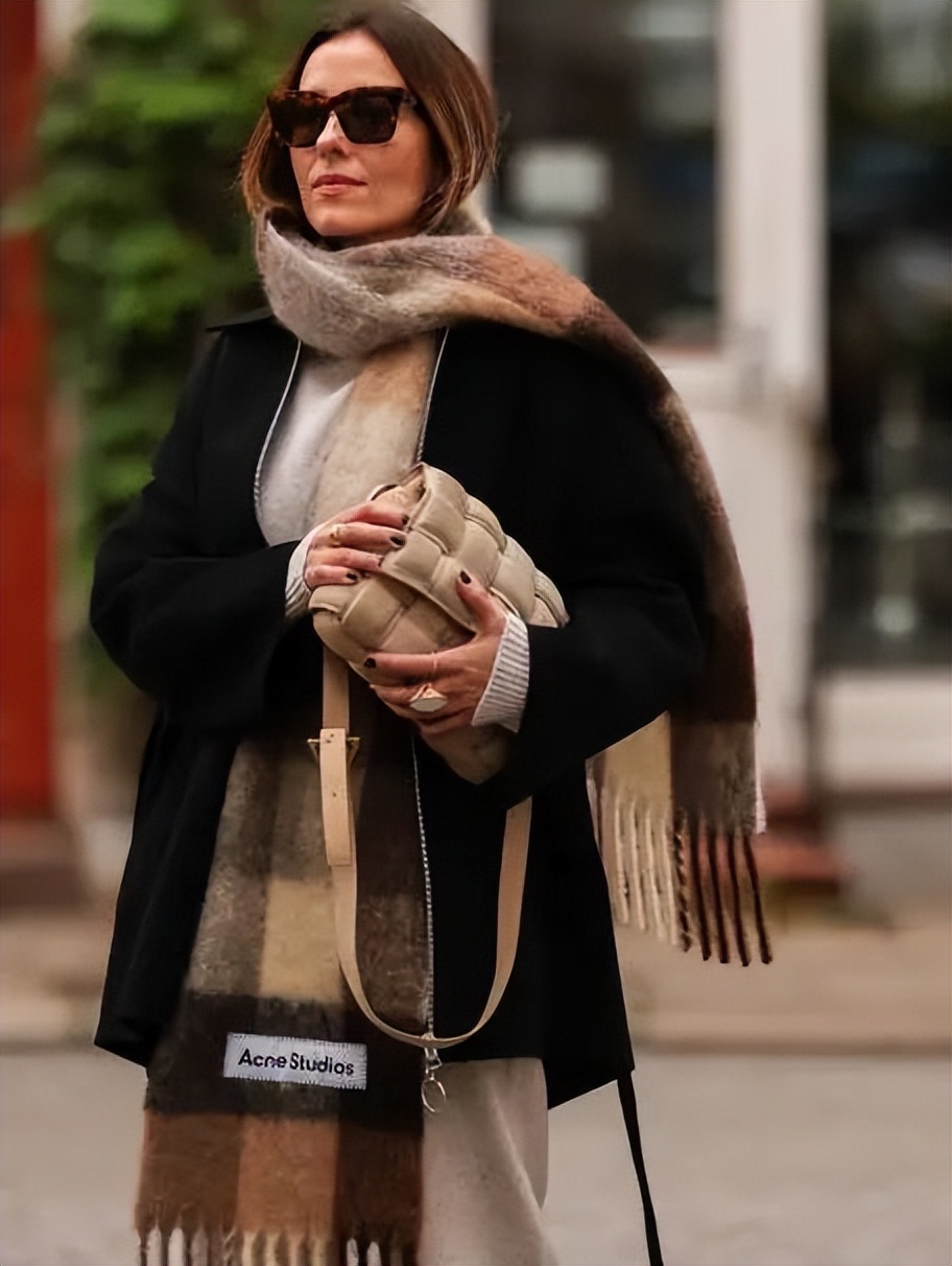 今年围巾流行款,冬天围巾怎么搭配衣服