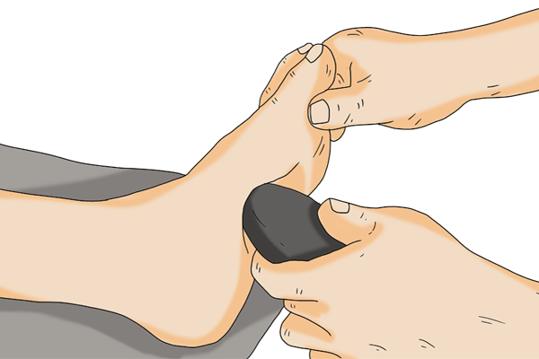 脚上茧子很厚还很多干皮裂口,脚上总长茧子不一定是磨的