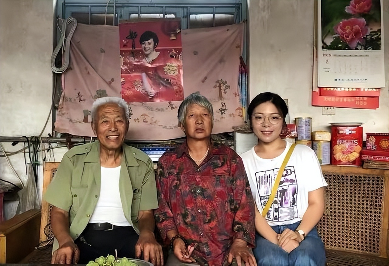 河南女孩发朋友圈借钱，将近300个陌生人给她转账，一晚到账30万