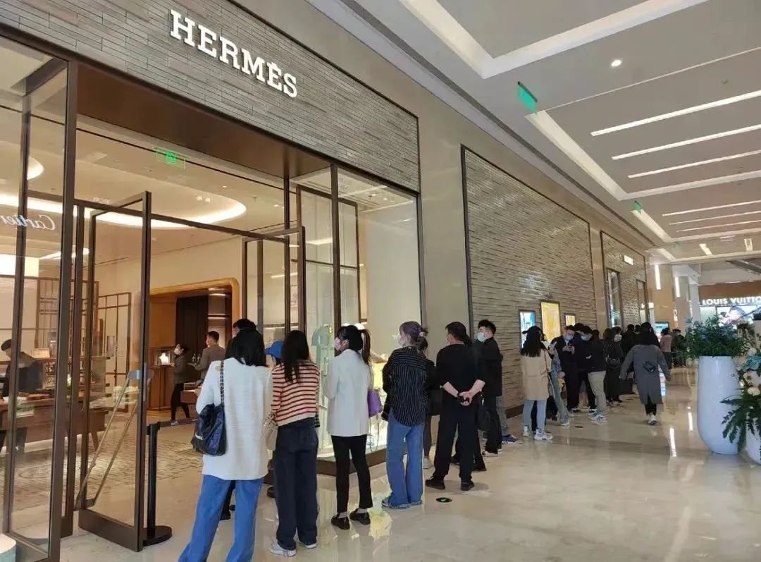 百丽推出“嘭然行动”快闪店；安踏丁氏家族套现逾百亿|鞋业要闻