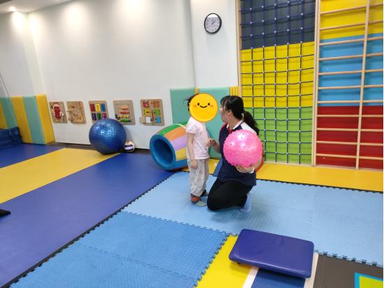 孩子说话声音大咬字不清楚,如何改善咬字不清口吃结巴