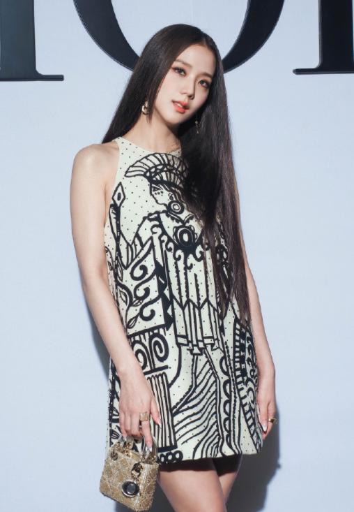 《雪滴花》主演现身发布会,金智秀身材被热议,身材管理提上日程