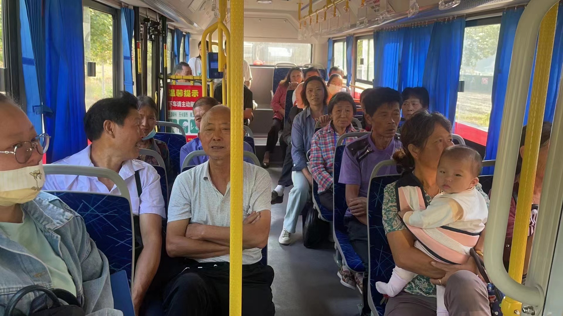 湖北崇阳：坐公交进城看大戏