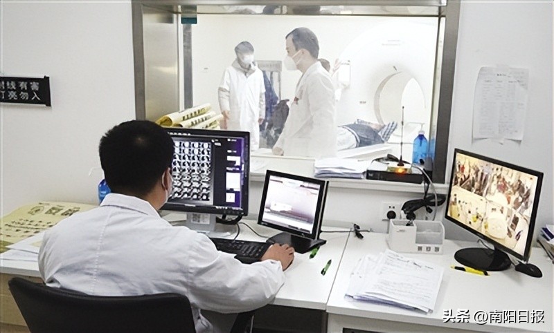 南阳市中心医院春节假期后，门诊工作呈现一派繁忙景象，记者实地探访就诊流程——15分钟看病取药全搞定