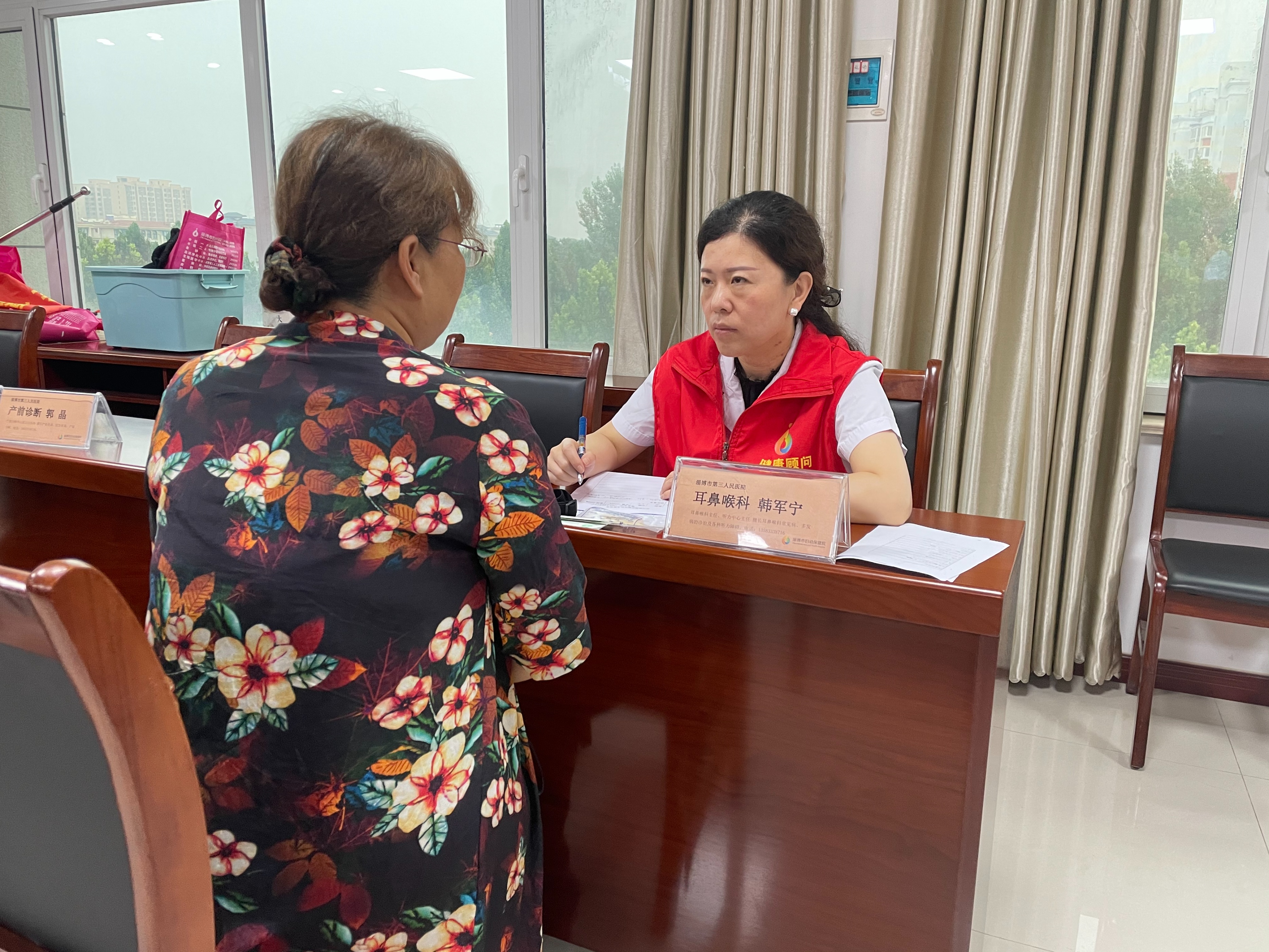 市三院联合宏仁堂“服务百姓健康行动”走进周村公共资源交易中心