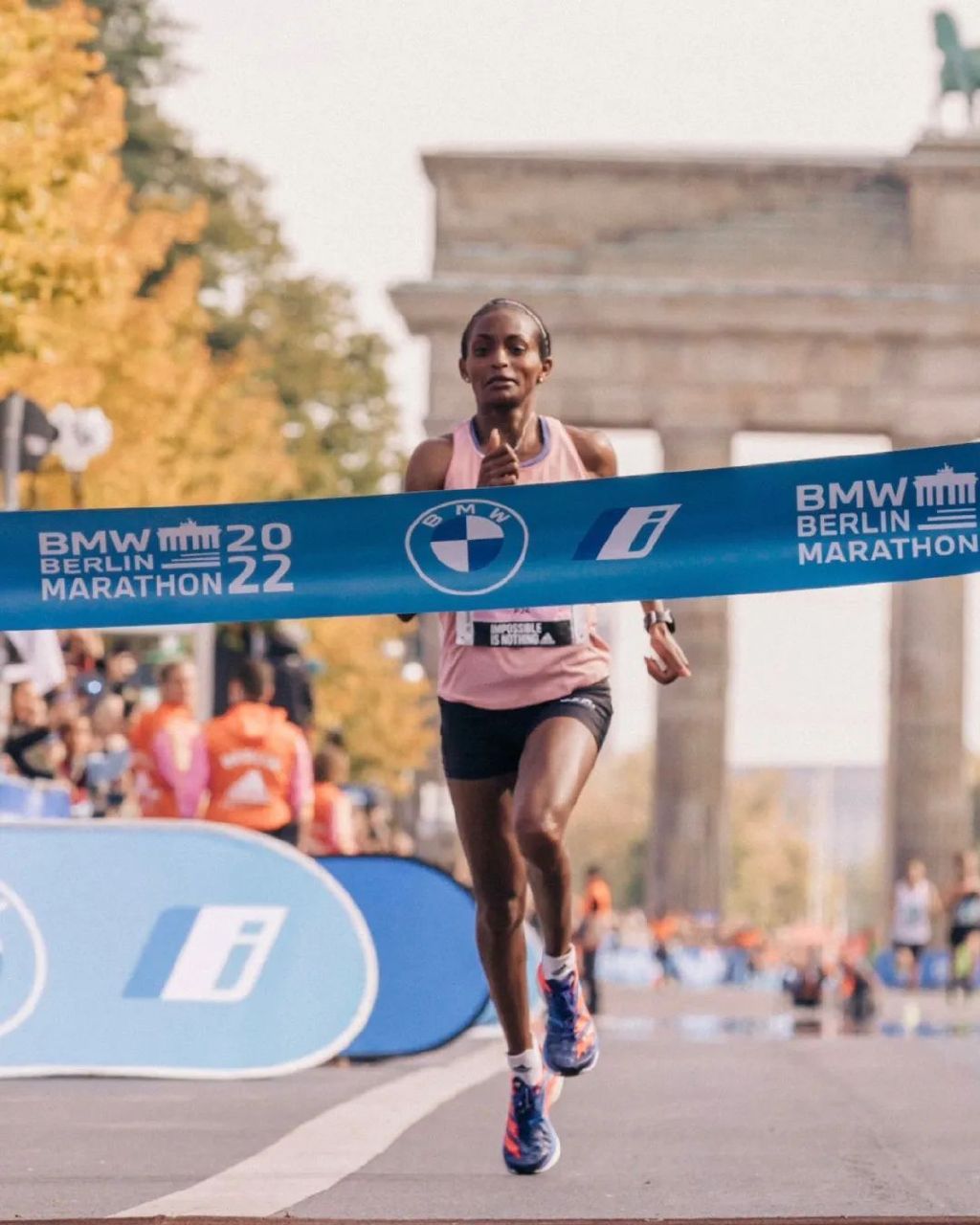 柏林马拉松基普乔格视频,基普乔格神人