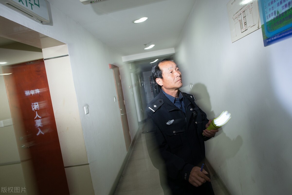 干保安工作视频,干保安夜班是怎么过的