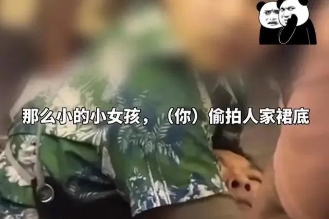 猥琐男*拍偷**女孩*体下**，精神小伙挺身而出果断制止，真是解气