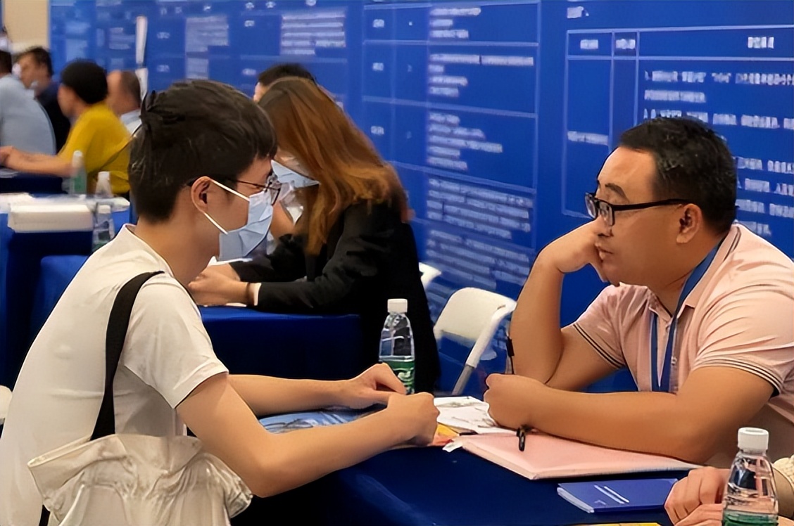 面试打包买一送一，毕业生分享求职奇遇，面试不成反给爸爸找个活