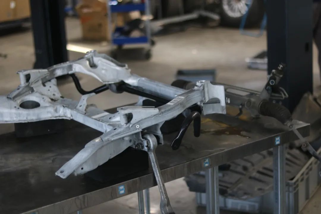 破烂不堪的废旧车变成新车的视频,宝马e90325i