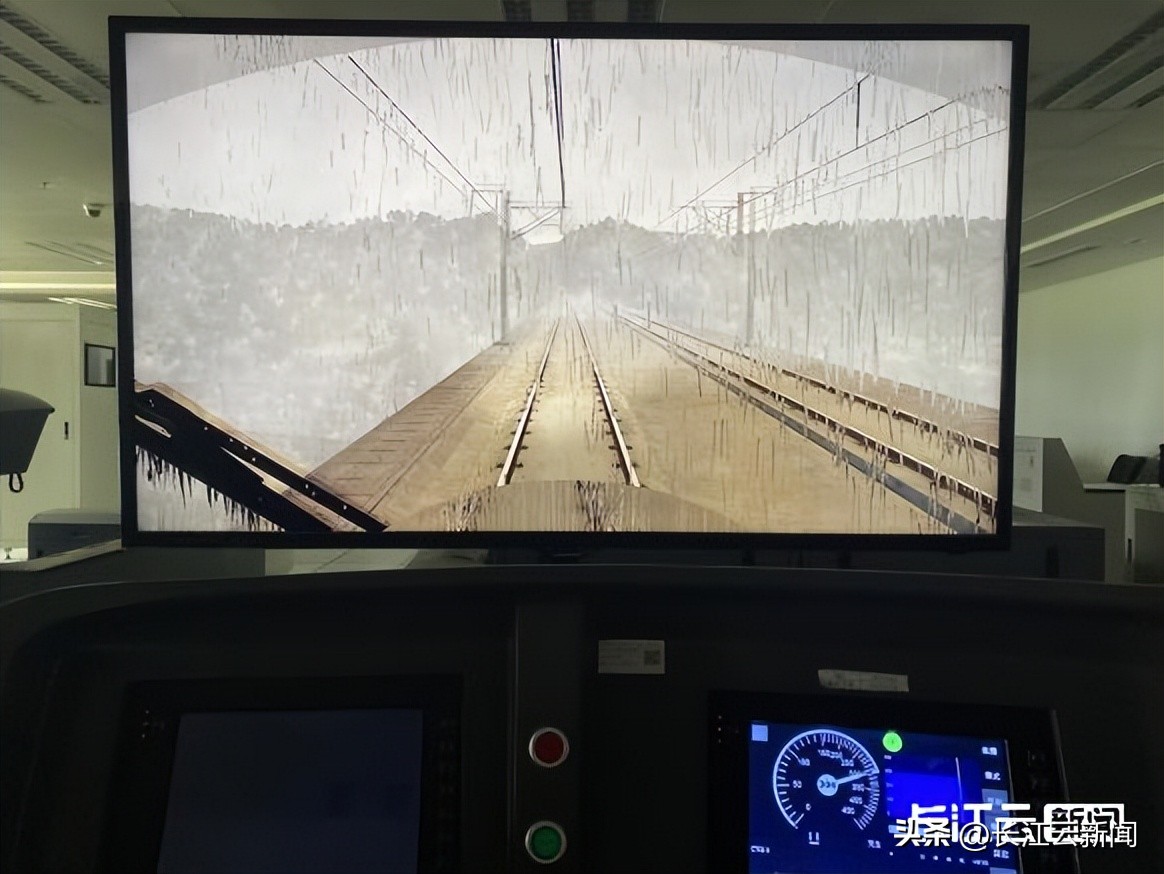 高铁司机是怎样操作,高铁司机需要如何操作