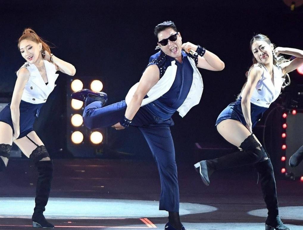 富不外露鸟叔：创造历史记录的骑马舞，却差点把他好友逼上西天？