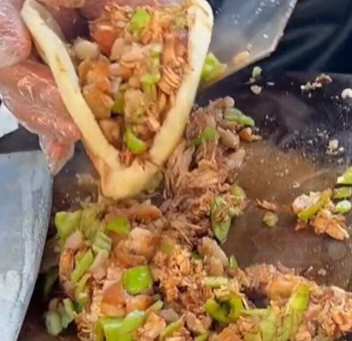 女子慕名到淄博吃烧烤弄丢3000元,女子淄博买肉夹馍