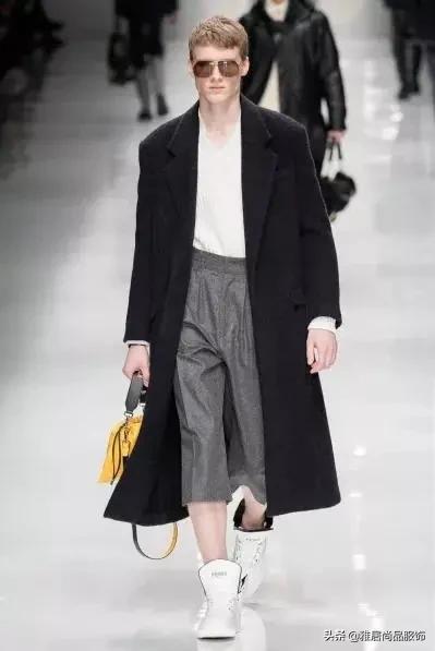 男士黑色大衣内搭什么颜色打底,男士穿大衣怎么搭配裤子和鞋子