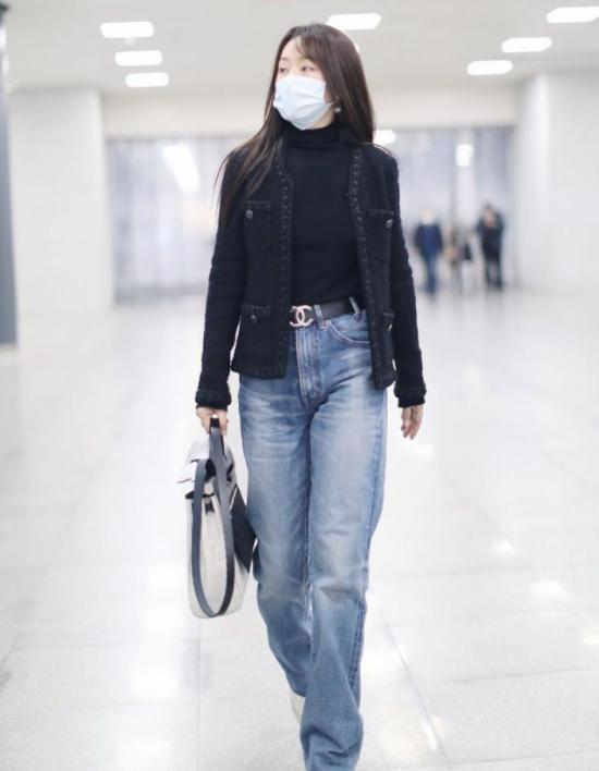 50岁的杨钰莹穿黄色露肩连衣裙,47岁杨钰莹穿印花裙真好看