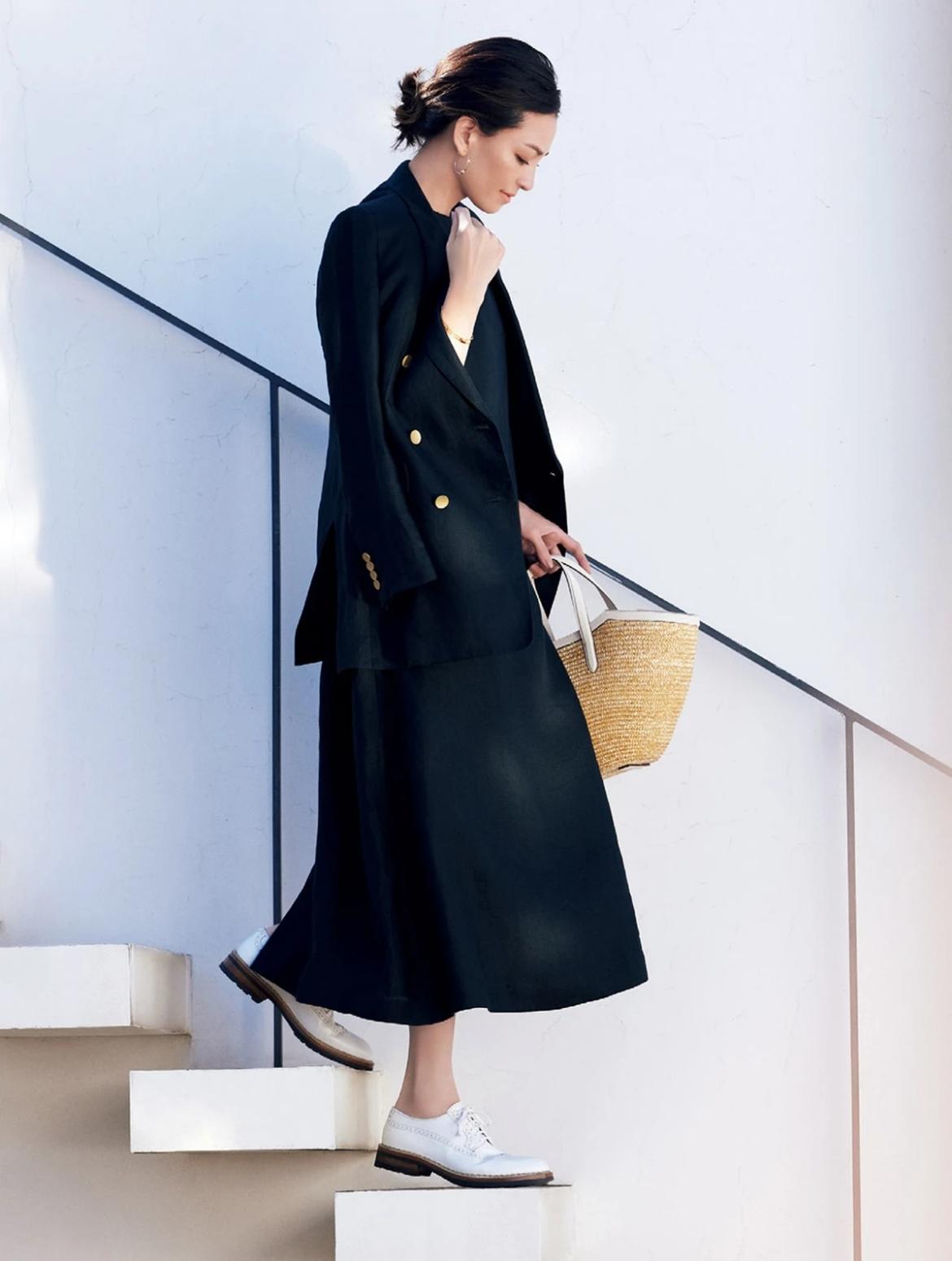 女人上了年纪少穿黑白灰,女人过了40岁就不要穿黑白灰