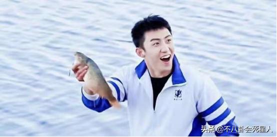 健身有效和健身无效的男演员,男明星无器械健身