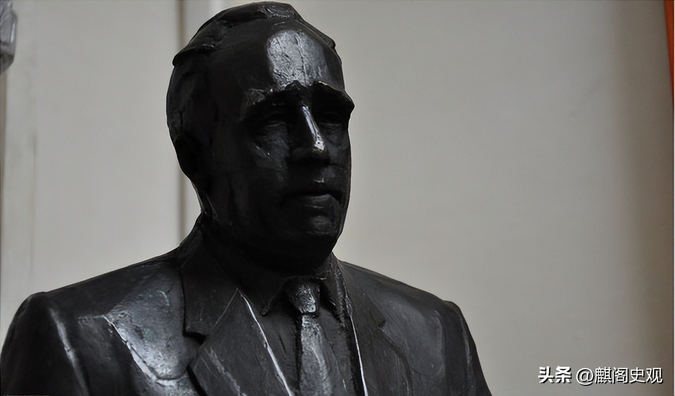 量子力学奠基人玻尔的历史地位,物理大神玻尔和爱因斯坦