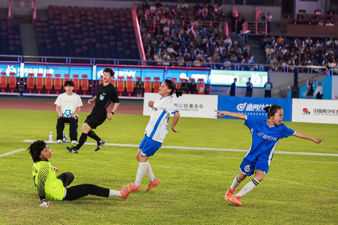 王霜与大凉山足球少女的一周,乡村足球女孩