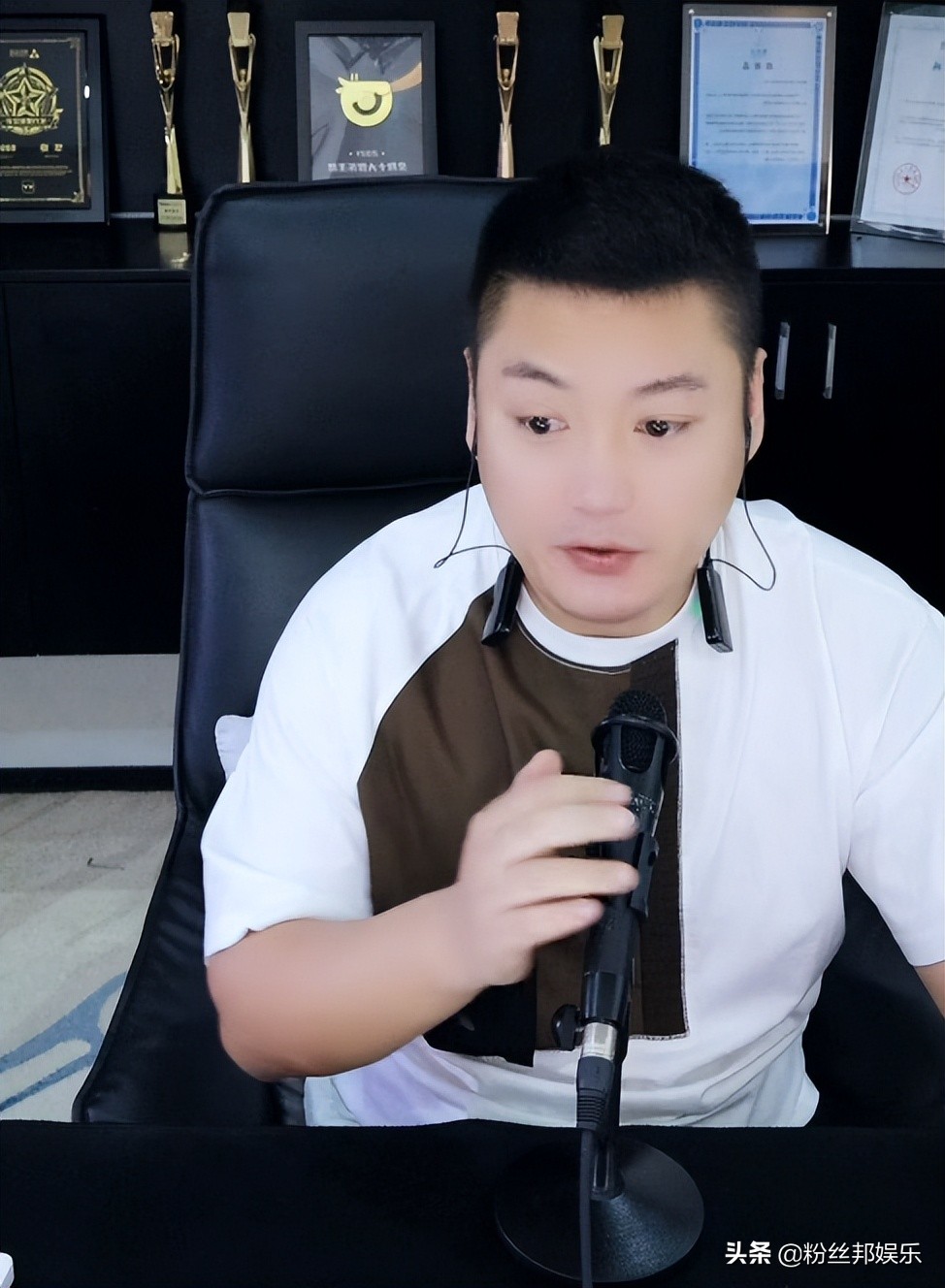 李先生即将收购“话社”公会,已给蓝小天报价,并且邀请王冕入股