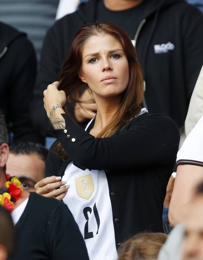 德国队是懂“美人计”的，破例让太太团入住安慰球员，但又没全懂