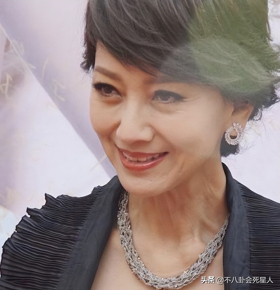 刘晓庆戴头套,刘晓庆戴假发吗