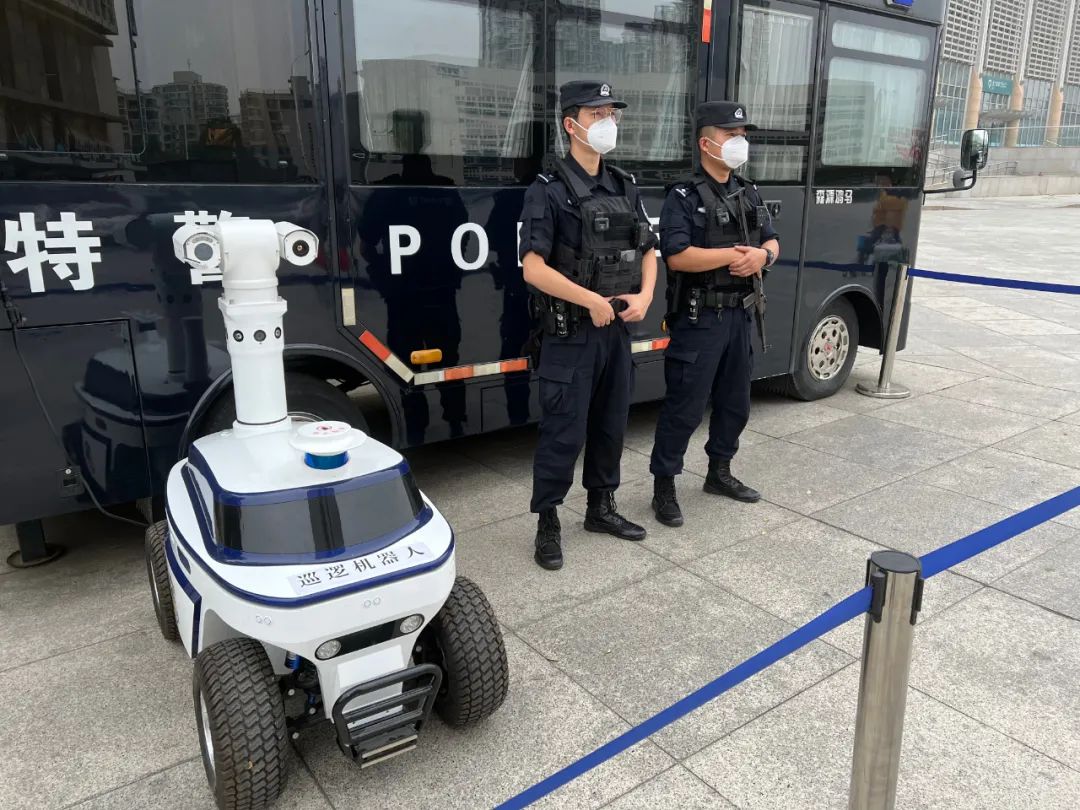 公安春节我在岗坚守岗位保平安,忠诚履职勇担当冒雨执勤保畅通