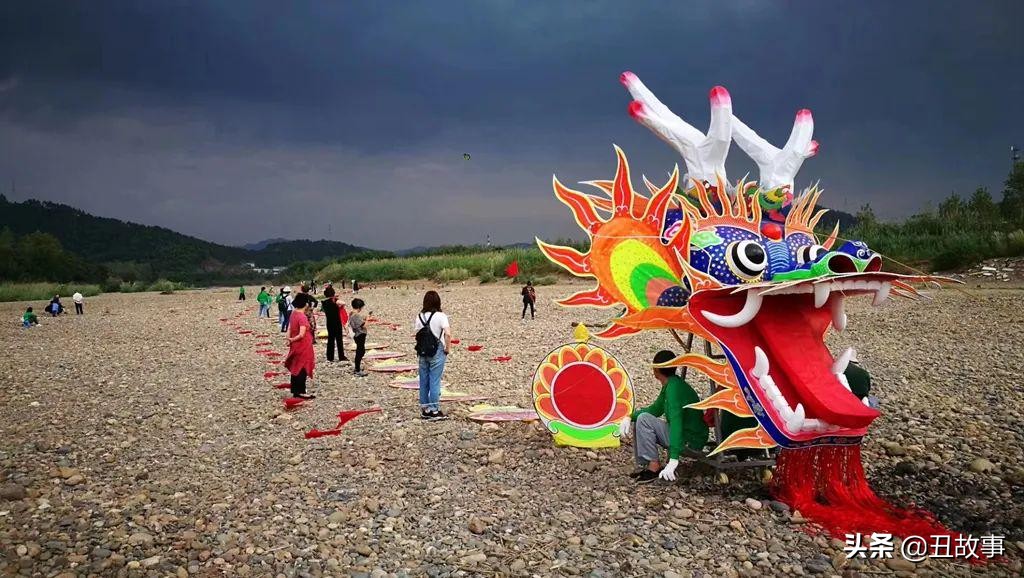 巨龙腾飞风筝的放飞现场,260米长风筝